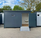 Sanitärbehälter für Menschen mit Behinderungen. Toilette mit Rampe (Ref: 3907)
